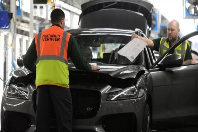 Jaguar Land Rover ลดกำลังการผลิตที่โรงงานในสหราชอาณาจักรเนื่องจากปัญหาการขาดแคลนชิป
